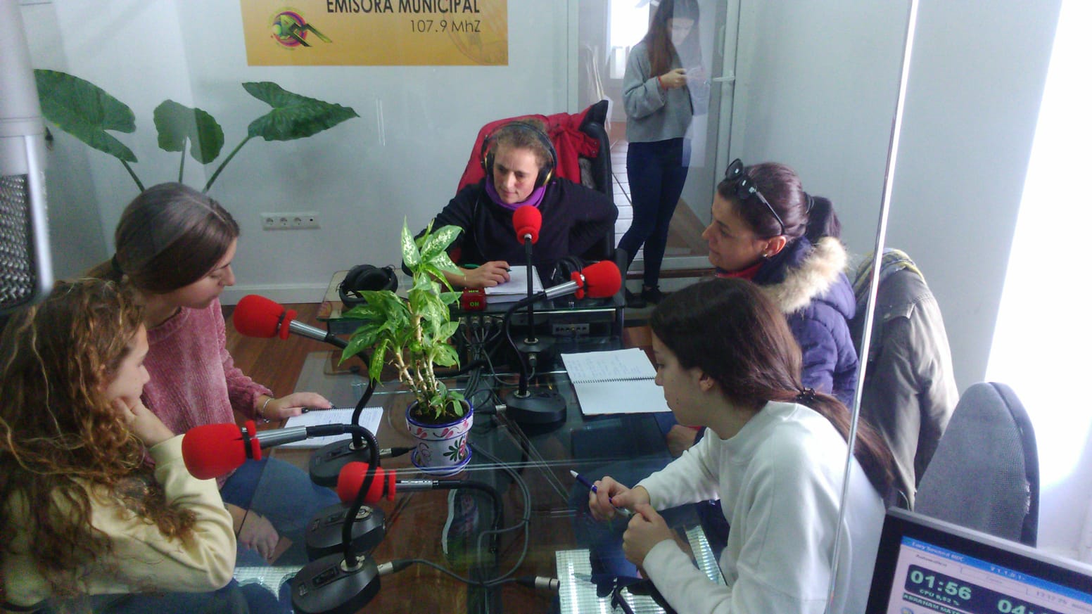madre ángela radio